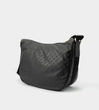 Con le sue dimensioni ridotte, la borsa Hobo in tessuto softy nera si adatta a ogni utilizzo. Per una giornata in città o una partenza verso nuove mete, sempre comoda e pratica. L’iconico monogram e la finitura oro lucida aggiungono raffinatezza a questo accessorio casual.