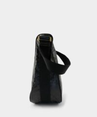 Gherardini Borsa mezza luna Grande in tessuto Softy si adatta a ogni utilizzo. Per una giornata in città o una partenza verso nuove mete, sempre comoda e pratica. L’iconico monogram e la finitura oro lucida aggiungono raffinatezza a questo accessorio casual.