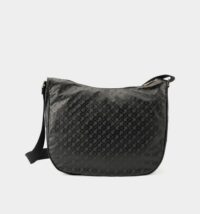 Gherardini Borsa mezza luna Grande in tessuto Softy si adatta a ogni utilizzo. Per una giornata in città o una partenza verso nuove mete, sempre comoda e pratica. L’iconico monogram e la finitura oro lucida aggiungono raffinatezza a questo accessorio casual.