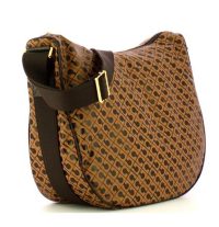 Gherardini Borsa mezza luna Grande in tessuto Softy si adatta a ogni utilizzo. Per una giornata in città o una partenza verso nuove mete, sempre comoda e pratica. L’iconico monogram e la finitura oro lucida aggiungono raffinatezza a questo accessorio casual.