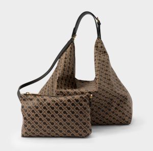 Gherardini Borsa Softy Amazzonia : Leggerezza e comfort si incontrano in un design dalle linee sinuose, pensato per essere indossato comodamente a spalla. Realizzata in resistente tessuto Softy e dotata di una tracolla in pelle regolabile, offre anche una pratica tasca estraibile per tenere tutto a portata di mano.
