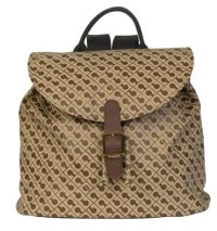L’espressione di un’eleganza funzionale prende forma in questo zaino realizzato in leggero materiale Softy. La chiusura con fibbia aggiunge un tocco di carattere, mentre il design essenziale è pensato per accompagnare con stile le giornate più dinamiche. Le tracolle regolabili e la struttura morbida garantiscono la massima praticità, senza rinunciare alla cura dei dettagli tipica di Gherardini.