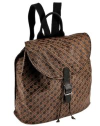 L’espressione di un’eleganza funzionale prende forma in questo zaino realizzato in leggero materiale Softy. La chiusura con fibbia aggiunge un tocco di carattere, mentre il design essenziale è pensato per accompagnare con stile le giornate più dinamiche. Le tracolle regolabili e la struttura morbida garantiscono la massima praticità, senza rinunciare alla cura dei dettagli tipica di Gherardini.