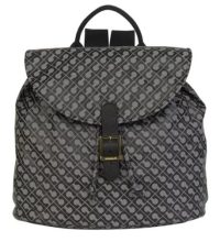 L’espressione di un’eleganza funzionale prende forma in questo zaino realizzato in leggero materiale Softy. La chiusura con fibbia aggiunge un tocco di carattere, mentre il design essenziale è pensato per accompagnare con stile le giornate più dinamiche. Le tracolle regolabili e la struttura morbida garantiscono la massima praticità, senza rinunciare alla cura dei dettagli tipica di Gherardini.