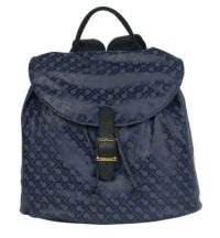 L’espressione di un’eleganza funzionale prende forma in questo zaino realizzato in leggero materiale Softy. La chiusura con fibbia aggiunge un tocco di carattere, mentre il design essenziale è pensato per accompagnare con stile le giornate più dinamiche. Le tracolle regolabili e la struttura morbida garantiscono la massima praticità, senza rinunciare alla cura dei dettagli tipica di Gherardini.