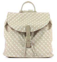 L’espressione di un’eleganza funzionale prende forma in questo zaino realizzato in leggero materiale Softy. La chiusura con fibbia aggiunge un tocco di carattere, mentre il design essenziale è pensato per accompagnare con stile le giornate più dinamiche. Le tracolle regolabili e la struttura morbida garantiscono la massima praticità, senza rinunciare alla cura dei dettagli tipica di Gherardini.