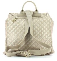 L’espressione di un’eleganza funzionale prende forma in questo zaino realizzato in leggero materiale Softy. La chiusura con fibbia aggiunge un tocco di carattere, mentre il design essenziale è pensato per accompagnare con stile le giornate più dinamiche. Le tracolle regolabili e la struttura morbida garantiscono la massima praticità, senza rinunciare alla cura dei dettagli tipica di Gherardini.
