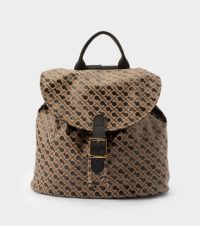 L’espressione di un’eleganza funzionale prende forma in questo zaino realizzato in leggero materiale Softy. La chiusura con fibbia aggiunge un tocco di carattere, mentre il design essenziale è pensato per accompagnare con stile le giornate più dinamiche. Le tracolle regolabili e la struttura morbida garantiscono la massima praticità, senza rinunciare alla cura dei dettagli tipica di Gherardini.