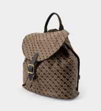 L’espressione di un’eleganza funzionale prende forma in questo zaino realizzato in leggero materiale Softy. La chiusura con fibbia aggiunge un tocco di carattere, mentre il design essenziale è pensato per accompagnare con stile le giornate più dinamiche. Le tracolle regolabili e la struttura morbida garantiscono la massima praticità, senza rinunciare alla cura dei dettagli tipica di Gherardini.
