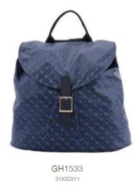 L’espressione di un’eleganza funzionale prende forma in questo zaino realizzato in leggero materiale Softy. La chiusura con fibbia aggiunge un tocco di carattere, mentre il design essenziale è pensato per accompagnare con stile le giornate più dinamiche. Le tracolle regolabili e la struttura morbida garantiscono la massima praticità, senza rinunciare alla cura dei dettagli tipica di Gherardini.