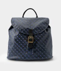 L’espressione di un’eleganza funzionale prende forma in questo zaino realizzato in leggero materiale Softy. La chiusura con fibbia aggiunge un tocco di carattere, mentre il design essenziale è pensato per accompagnare con stile le giornate più dinamiche. Le tracolle regolabili e la struttura morbida garantiscono la massima praticità, senza rinunciare alla cura dei dettagli tipica di Gherardini.