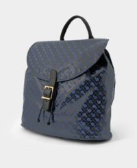 L’espressione di un’eleganza funzionale prende forma in questo zaino realizzato in leggero materiale Softy. La chiusura con fibbia aggiunge un tocco di carattere, mentre il design essenziale è pensato per accompagnare con stile le giornate più dinamiche. Le tracolle regolabili e la struttura morbida garantiscono la massima praticità, senza rinunciare alla cura dei dettagli tipica di Gherardini.