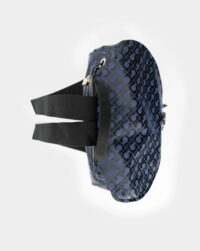 L’espressione di un’eleganza funzionale prende forma in questo zaino realizzato in leggero materiale Softy. La chiusura con fibbia aggiunge un tocco di carattere, mentre il design essenziale è pensato per accompagnare con stile le giornate più dinamiche. Le tracolle regolabili e la struttura morbida garantiscono la massima praticità, senza rinunciare alla cura dei dettagli tipica di Gherardini.