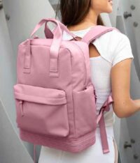 American tourister Soul pack zaino AT155848 Modello : Zaino Materiale principale esterno/interno : Poliestere. Il 100% in peso del tessuto esterno e della fodera interna sono realizzati con plastica PET riciclata. Dimensione : 30 x 39 x 20 cm Volume : 17 L Peso : 0.9 KG