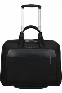 Maniglia di traino Bitubo Ruote 2 maniglia superiore 1 tasca frontale Materiale 100% R-PET Polyester Materiale idrorepellente Ecologico Water Resistant Targhetta di personalizzazione per stickers Foglio di stickers per la personalizzazione Samsonite EVOSIGHT SLIM BAILHANDLE INTERNI: Comparto principale con organizzazione interna Scomparto porta pc 17.3” Tasca per tablet 10,5" Tasca dedicata alla Powerbank Scomparto per documenti Sistema Easy Pass Easy Pass permette di gestire i cavi dei caricabatterie che, attraversando i vari comparti della borsa, consentono la carica dei dispositivi elettronici senza estrarli dalla borsa. Garanzia 2 anni su tutti i vizi di fabbrica Organizzazione interna.