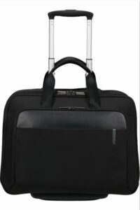 Maniglia di traino Bitubo Ruote 2 maniglia superiore 1 tasca frontale Materiale 100% R-PET Polyester Materiale idrorepellente Ecologico Water Resistant Targhetta di personalizzazione per stickers Foglio di stickers per la personalizzazione Samsonite EVOSIGHT SLIM BAILHANDLE INTERNI: Comparto principale con organizzazione interna Scomparto porta pc 17.3” Tasca per tablet 10,5" Tasca dedicata alla Powerbank Scomparto per documenti Sistema Easy Pass Easy Pass permette di gestire i cavi dei caricabatterie che, attraversando i vari comparti della borsa, consentono la carica dei dispositivi elettronici senza estrarli dalla borsa. Garanzia 2 anni su tutti i vizi di fabbrica Organizzazione interna.
