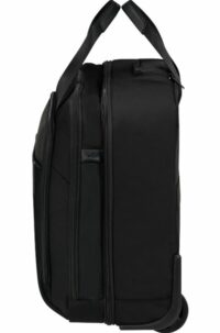 Maniglia di traino Bitubo Ruote 2 maniglia superiore 1 tasca frontale Materiale 100% R-PET Polyester Materiale idrorepellente Ecologico Water Resistant Targhetta di personalizzazione per stickers Foglio di stickers per la personalizzazione Samsonite EVOSIGHT SLIM BAILHANDLE INTERNI: Comparto principale con organizzazione interna Scomparto porta pc 17.3” Tasca per tablet 10,5" Tasca dedicata alla Powerbank Scomparto per documenti Sistema Easy Pass Easy Pass permette di gestire i cavi dei caricabatterie che, attraversando i vari comparti della borsa, consentono la carica dei dispositivi elettronici senza estrarli dalla borsa. Garanzia 2 anni su tutti i vizi di fabbrica Organizzazione interna.