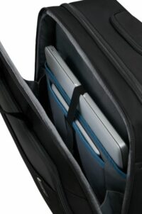 Maniglia di traino Bitubo Ruote 2 maniglia superiore 1 tasca frontale Materiale 100% R-PET Polyester Materiale idrorepellente Ecologico Water Resistant Targhetta di personalizzazione per stickers Foglio di stickers per la personalizzazione Samsonite EVOSIGHT SLIM BAILHANDLE INTERNI: Comparto principale con organizzazione interna Scomparto porta pc 17.3” Tasca per tablet 10,5" Tasca dedicata alla Powerbank Scomparto per documenti Sistema Easy Pass Easy Pass permette di gestire i cavi dei caricabatterie che, attraversando i vari comparti della borsa, consentono la carica dei dispositivi elettronici senza estrarli dalla borsa. Garanzia 2 anni su tutti i vizi di fabbrica Organizzazione interna.