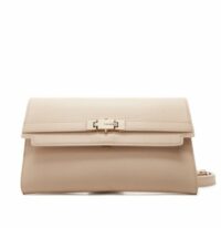 Mario Valentino Pochette VBS9AD17 Linea : Fae Re Caratteristiche Altezza: 17 cm Lunghezza: 29 cm Larghezza: 2 cm Unico scomparto interno con due tasche aperte e una chiudibile con cerniera Tracolla removibile Materiale esterno: Ecopelle 100% Materiale interno: Ecopelle 100%