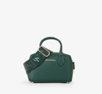 Mario Valentino Bauletto VBS9EG23 Linea : Fall Re Caratteristiche Altezza: 12,5 cm Lunghezza: 20 cm Larghezza: 11,5 cm Unico scomparto interno con una tasca aperta e una chiudibile con cerniera Doppia tracolla removibile Materiale esterno: Ecopelle 100% Materiale interno: Ecopelle 100%