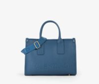 Mario Valentino Shopping VBS9EO05 Linea : Foxy Re Caratteristiche Altezza: 26 cm Lunghezza: 33,5 cm Larghezza: 15 cm Unico scomparto interno con una tasca aperta e una chiudibile con cerniera Doppia tracolla removibile Materiale esterno: Ecopelle 100% Materiale interno: Ecopelle 100%