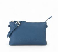 Mario Valentino Pochette VBS9EO18 Linea : Foxy Re Caratteristiche Altezza: 15 cm Lunghezza: 25 cm Larghezza: 2 cm Unico scomparto interno con una tasca aperta e una chiudibile con cerniera Doppia tracolla removibile e polsiera da pochette Materiale esterno: Ecopelle 100% Materiale interno: Ecopelle 100%