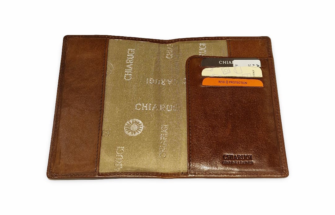 Chiarugi Porta Passaporto in Cuoio con 3 spazi porta Carte di Credito RFID - immagine 2